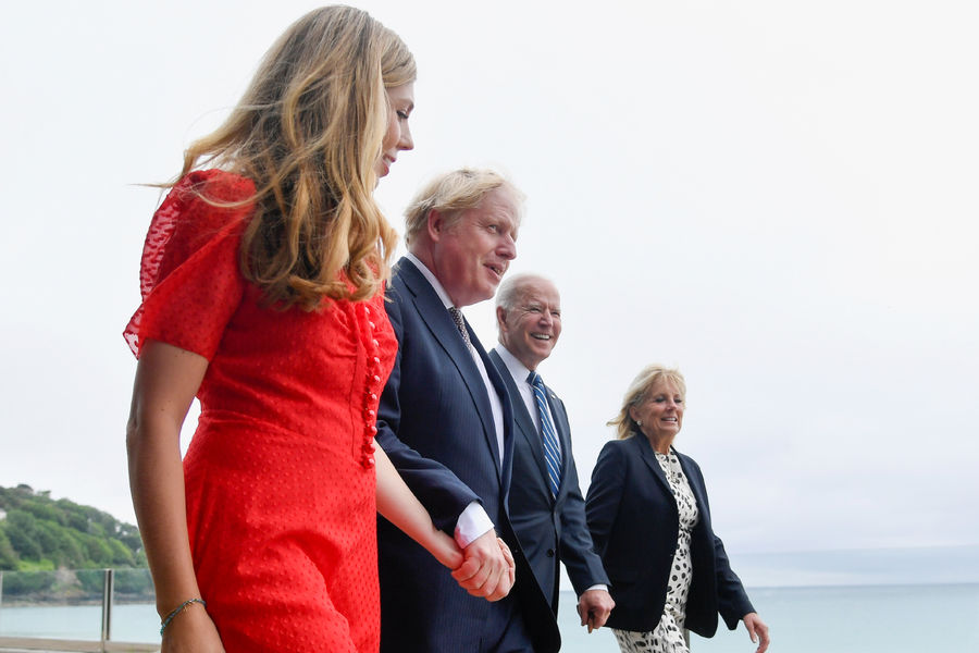 Премьер-министр Великобритании Борис Джонсон и президент США Джо Байден с&nbsp;женами во время встречи в&nbsp;Карбис-Бей, Корнуолл, Великобритания