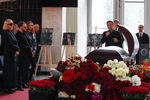 Певец Валерий Сюткин на церемонии прощания с художником-сценографом Борисом Красновым на Троекуровском кладбище в Москве, 9 сентября 2021 года