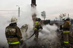 Сотрудники противопожарной службы МЧС России тушат пожар в жилом секторе, 8 мая 2022 года