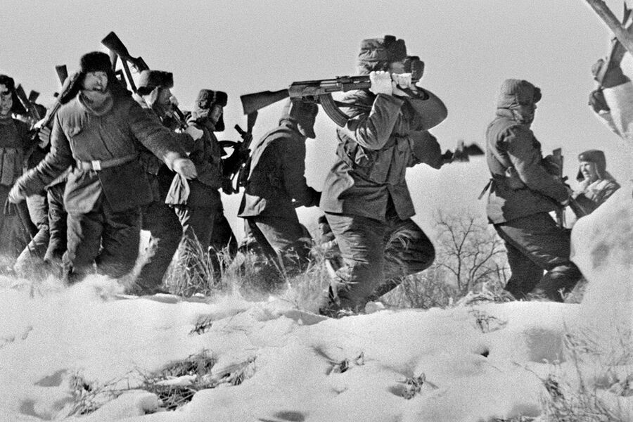 Отряд китайских солдат пытается ворваться на остров Даманский на территории СССР, 1969 год