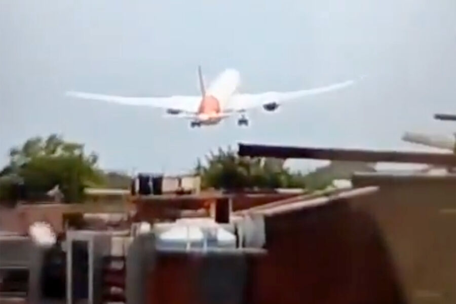 Самолет Boeing Dreamliner во время падения в&nbsp;Ахмадабаде, Индия, 12&nbsp;июня 2025&nbsp;года