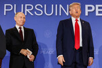 Президент РФ Владимир Путин и президент США Дональд Трамп во время пресс-конференции на военной базе Эльмендорф - Ричардсон на Аляске, 16 августа 2025 года