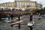 Серферы на канале Грибоедова во время первого Санкт-Петербургского фестиваля SUP-серфинга по рекам и каналам Санкт-Петербурга
