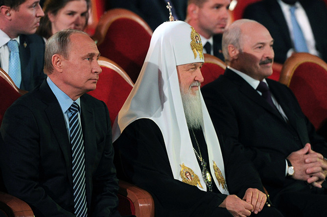 Президенты России и Белоруссии Владимир Путин и Александр Лукашенко с патриархом Московским и всея Руси Кириллом на концерте в зале церковных соборов храма Христа Спасителя по случаю празднования 70-летия патриарха