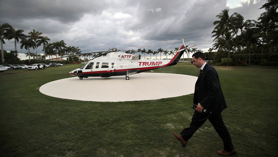 Сотрудник секретной службы возле личного вертолета президента США Дональда Трампа в Мар-а-Лаго, Палм-Бич, Флорида, США, 9 апреля 2017 года