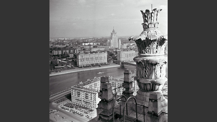 Вид на&nbsp;Смоленскую набережную у&nbsp;гостиницы «Украина», 1959&nbsp;год