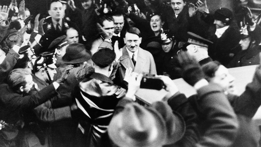 Лидер НСДАП Адольф Гитлер со сторонниками в Берлине после назначения рейхсканцлером Германии, 30 января 1933 года