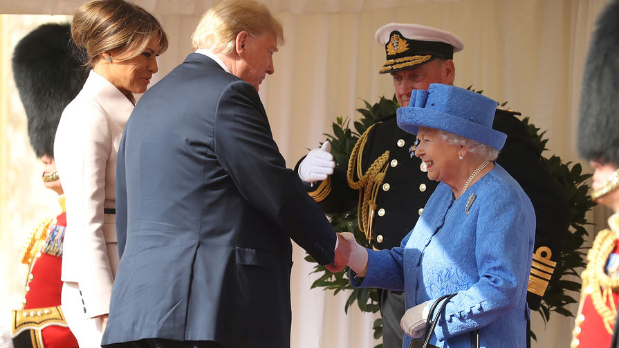 Президент США Дональд Трамп с супругой Меланьей во время встречи с королевой Великобритании Елизаветой II в Виндзорском замке, 13 июля 2018 года