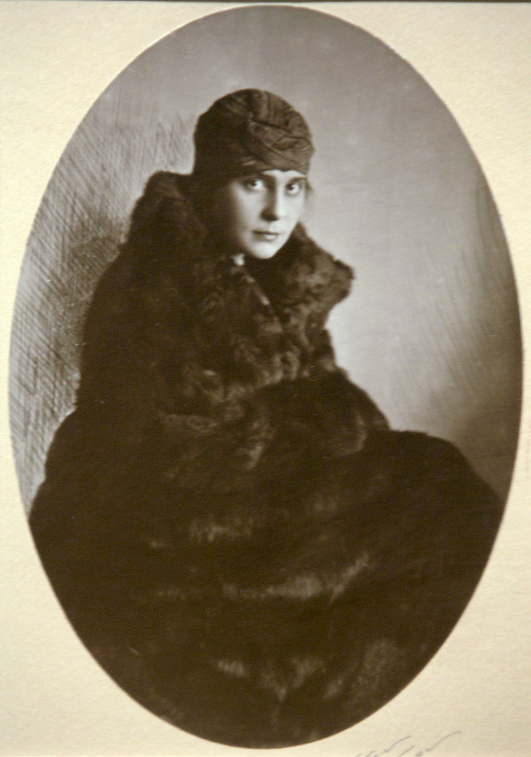 Репродукция с фотографии А.Бохмана «Лиля Брик» (Рига, 1921 год)