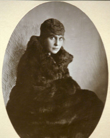 Репродукция с фотографии А.Бохмана «Лиля Брик» (Рига, 1921 год)