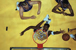 Игрок «Лос-Анджелес Лейкерс» Коби Брайант во время матча в Инглвуде, штат Калифорния, 1998 год