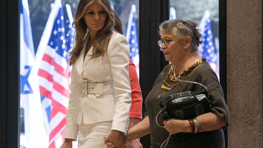Первая леди США Меланья Трамп держит за&nbsp;руку жену президента Израиля Нехама Ривлин в&nbsp;Израиле, 2017 год 