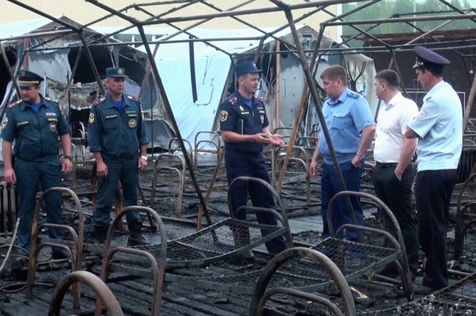 Сотрудники МЧС России на месте пожара в палаточном лагере «Холдоми» в Солнечном районе Хабаровского края, 23 июля 2019 года