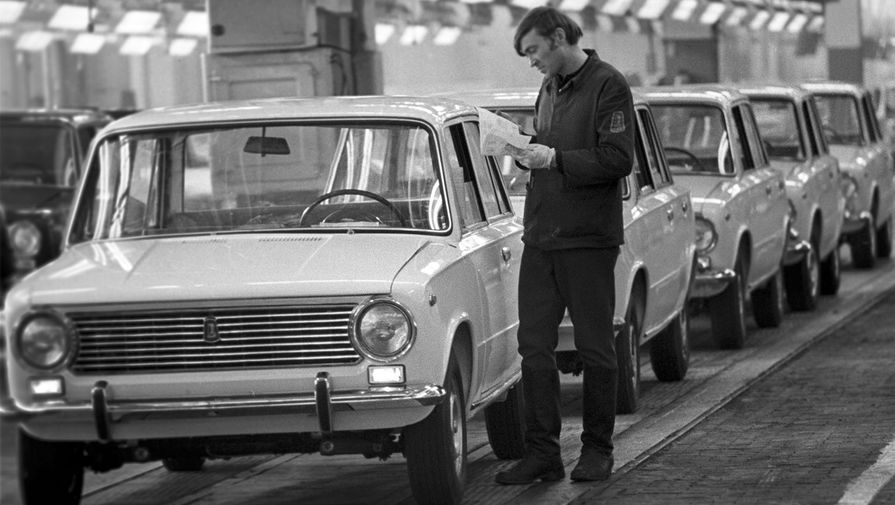«Жигули» сходят с конвейера Волжского объединения по производству легковых автомобилей «АвтоВАЗ», 1971 год