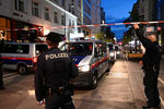 Полицейское оцепление на улице Вены в ночь после теракта, 3 ноября 2020 года