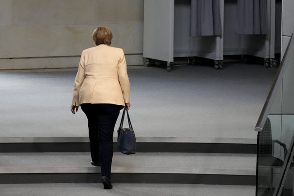 Ангела Меркель покидает зал пленарных заседаний