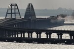 Вид на Крымский мост во время тушения пожара, 8 октября 2022 года