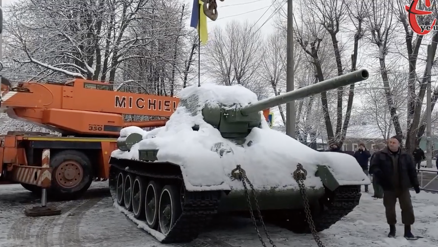В украинском Хмельницком разобрали советский памятник-танк Т-34