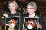 Актрисы Алиса Фрейндлих (справа) и Инна Чурикова на церемонии награждения Российской Национальной премией «Золотая маска», 2001 год