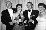 Фрэнк Синатра (второй справа) и Донна Рид (вторая слева) с Оскарами за роли второго плана в фильме «Отныне и во веки веков» (1953) на 26-й церемонии вручения премии «Оскар», 1954 год