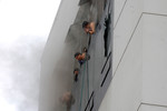 2 июля. Люди выглядывают из окон офисного здания в Гуаякиле, пытаясь спастись от пожара. 