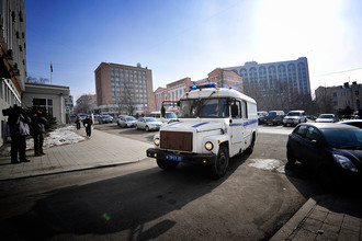 Машина с обвиняемыми по делу «приморских партизан» на территории Приморского краевого суда