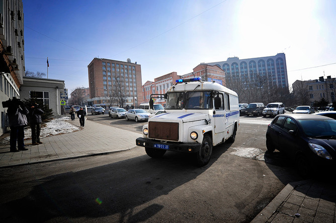 Машина с обвиняемыми по делу «приморских партизан» на территории Приморского краевого суда