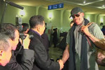 Заместитель председателя Олимпийского комитета КНДР Сон Кван-хо встретил Родмана в аэропорту Пхеньяна