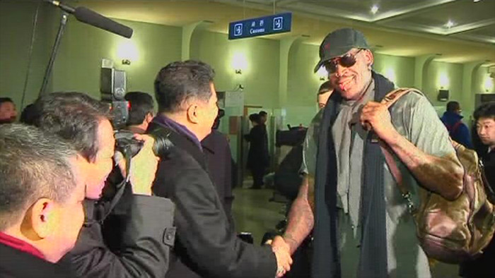 Заместитель председателя Олимпийского комитета КНДР Сон Кван-хо встретил Родмана в&nbsp;аэропорту Пхеньяна