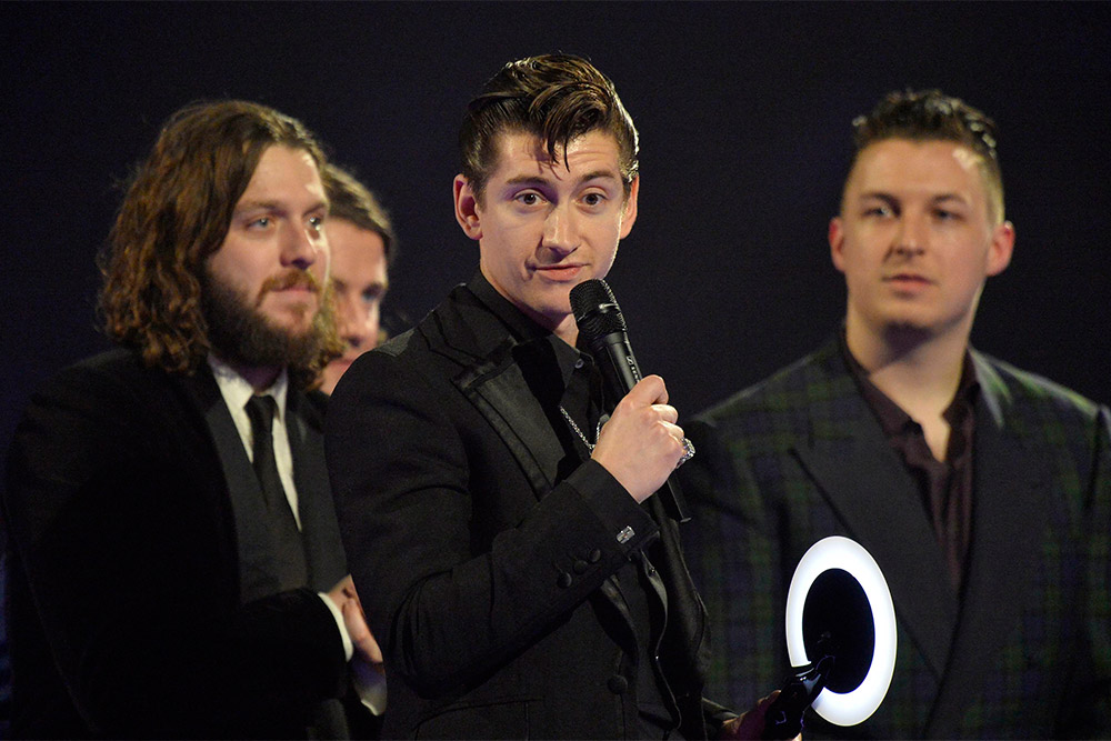 Группа Arctic Monkeys во время получения награды на церемонии Brit Awards в Лондоне