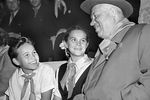 Никита Хрущев с пионерами, 1956 год