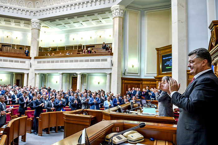 Президент Украины Петр Порошенко (справа) на заседании Верховной рады Украины