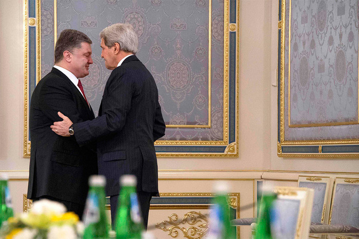 Госсекретарь США Джон Керри во время встречи с&nbsp;Петром Порошенко