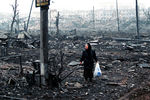 Женщина на фоне разрушенного города, февраль 2000 года 
