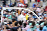 Папа Франциск в конце пасхальной мессы на площади Святого Петра в Ватикане