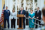 Посол США в РФ Джон Теффт выступает с приветственным словом на церемонии празднования Дня независимости США в Москве