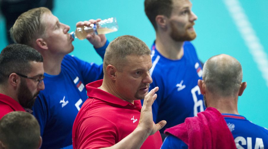 Владимир Алекно (в центре) уверенно и хладнокровно руководит сборной России после возвращения на пост главного тренера