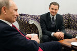 Владимир Путин и Леонардо ДиКаприо беседуют в Михайловском театре после концерта, посвященного Международному форуму по проблемам, связанным с сохранением тигра на Земле. 23 ноября 2010 года
