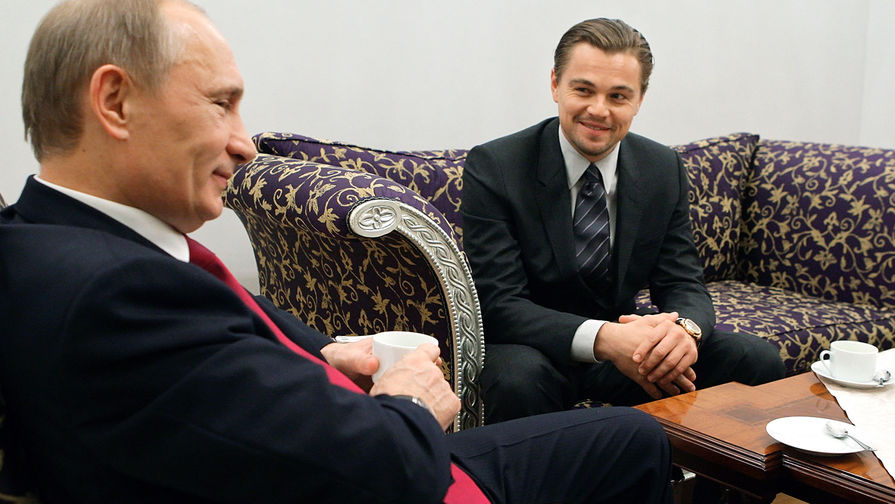 Владимир Путин и Леонардо ДиКаприо беседуют в Михайловском театре после концерта, посвященного Международному форуму по проблемам, связанным с сохранением тигра на Земле. 23 ноября 2010 года