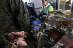 Российские военнослужащие в&nbsp;магазине на&nbsp;авиабазе Хмеймим
