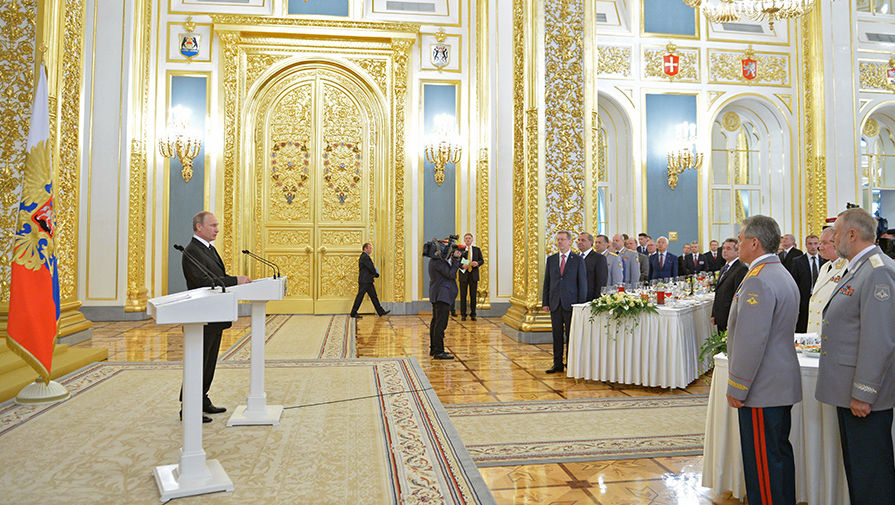 Владимир Путин во время встречи с&nbsp;выпускниками военных вузов