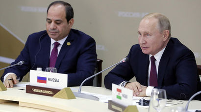 Президент России Владимир Путин и президент Арабской республики Египет Абдель Фаттах ас-Сиси во время рабочего завтрака с руководителями региональных организаций Африки на полях саммита «Россия - Африка», 23 октября 2019 год