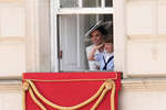 Кейт Миддлтон и принц Луи смотрят на парад из окна Букингемского дворца, 2 июня 2022 года