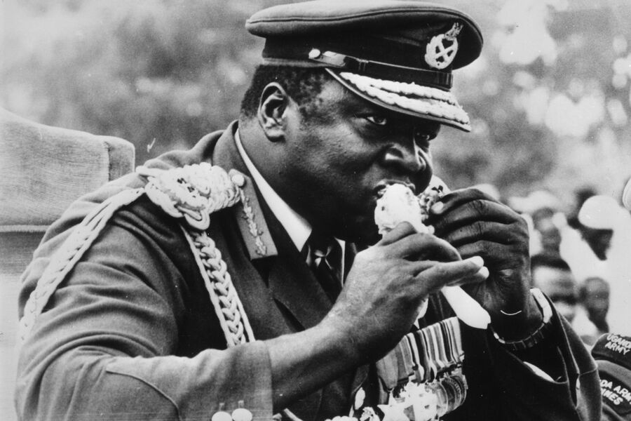Иди Амин ест жареную курицу, наблюдая за парадом в честь 7-й годовщины своего военного переворота, Уганда, 1978 год