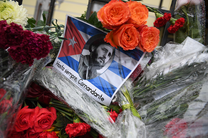 Цветы у посольства Кубы в Москве