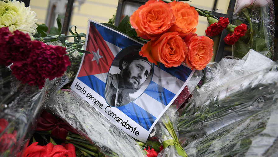 Цветы у&nbsp;посольства Кубы в&nbsp;Москве