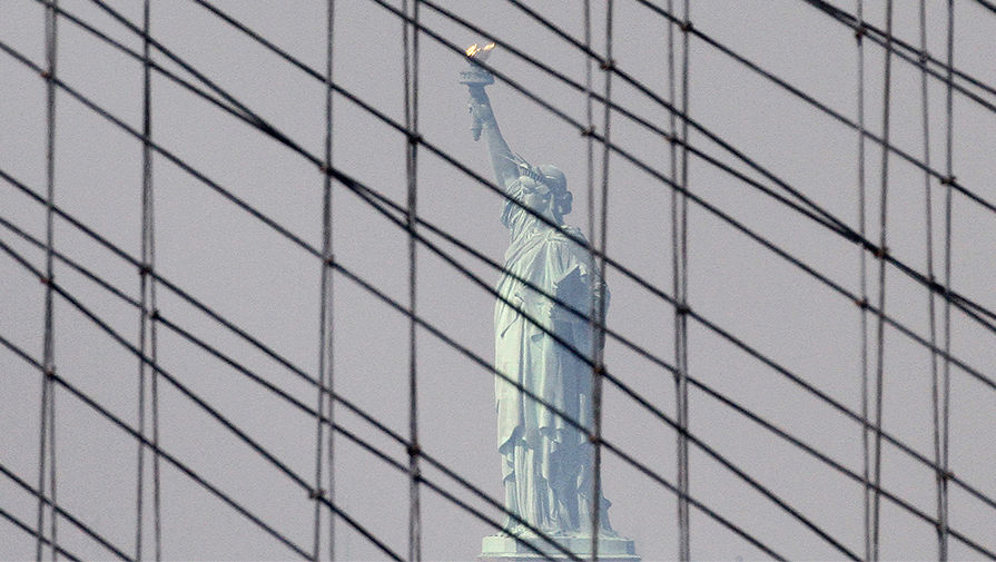 Вид на статую Свободы через тросы Бруклинского моста в Нью-Йорке, 2010 год