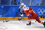 Трой Терри (США) и Богдан Киселевич (Россия) в матче Россия - США по хоккею среди мужчин группового этапа на XXIII зимних Олимпийских играх