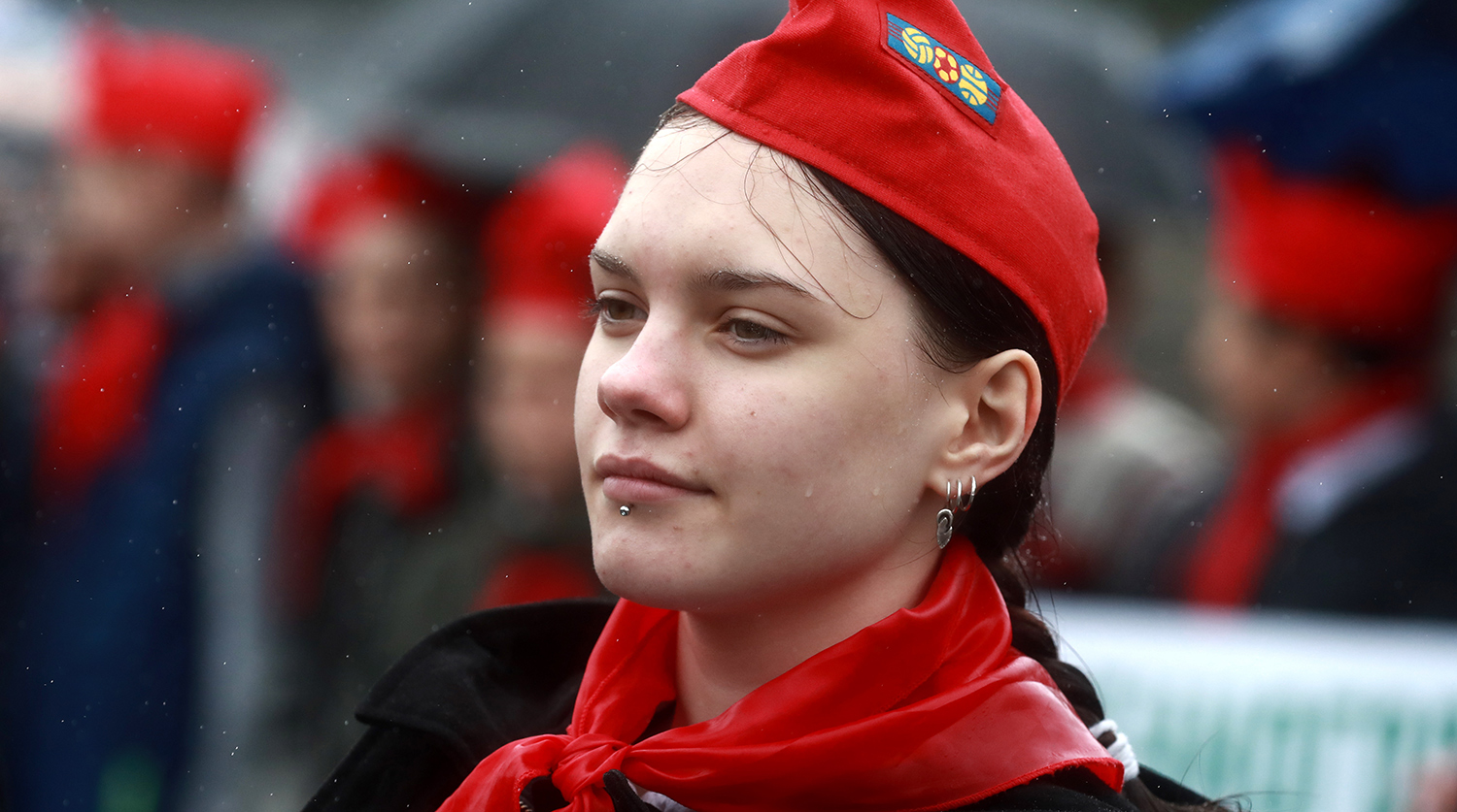 Школьники во время торжественного приема в пионеры на Красной площади, 20 мая 2018 года