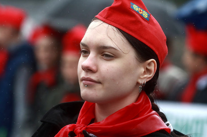 Школьники во время торжественного приема в пионеры на Красной площади, 20 мая 2018 года